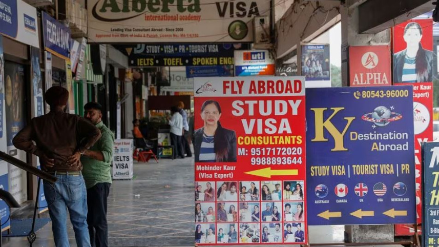 ভারতের অমৃতসরে কানাডায় উচ্চ শিক্ষা ও অভিবাসন সহায়তা সংস্থার কার্যালয় ও বিজ্ঞাপন। ফাইল ছবি: রয়টার্স