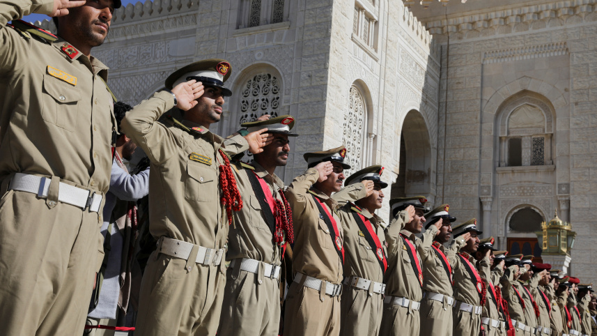 মার্কিন হামলায় নিহত হুতি যোদ্ধাদের সম্মানে সামরিক শেষকৃত্যে অংশ নিচ্ছেন বাহিনীর সদস্যরা। ছবি: রয়টার্স