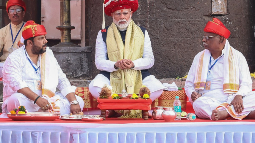 নাসিকের রামকুন্ডে প্রার্থনা করছেন ভারতের প্রধানমন্ত্রী নরেন্দ্র মোদি। ফাইল ছবি: এএফপি