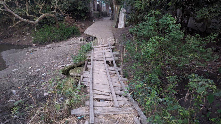 ৮ ফুটের রাস্তা নেমেছে ‘এক ফুটে’
