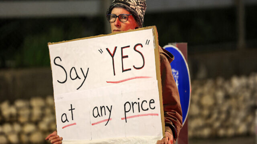 যেকোনো শর্তে জিম্মিদের মুক্তি আদায়ের দাবিতে আন্দোলন করছেন এক ইসরায়েলি নাগরিক। ছবি: এএফপি