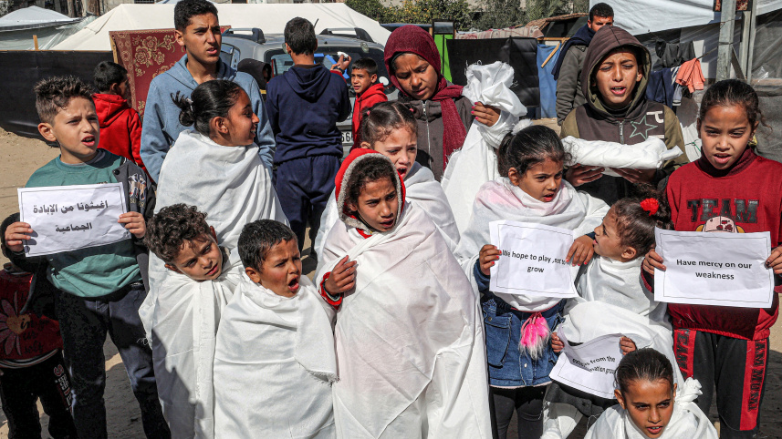 রাফাহ অঞ্চলে যুদ্ধ নিরসনের জন্য বিক্ষোভে অংশ নিচ্ছে ফিলিস্তিনি শিশুরা। ছবি: এএফপি