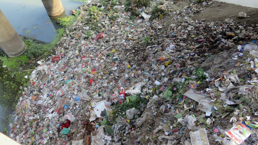 নদীতে শহরের বর্জ্য