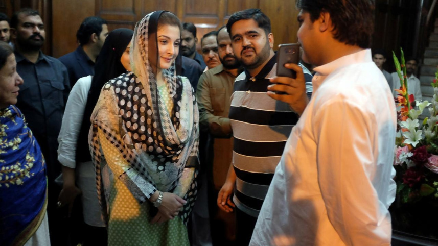 ভক্তদের সঙ্গে সেলফি তুলছেন পিএমএল-এন দলের নেতা মরিয়ম নওয়াজ। ফাইল ছবি: ডন