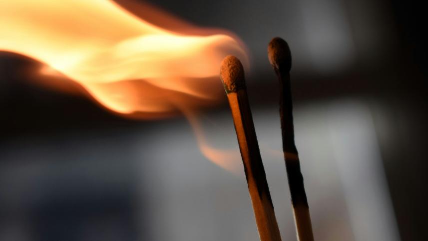 বাড়িতে অগ্নিকাণ্ডের ঝুঁকি এড়াতে যা করবেন 