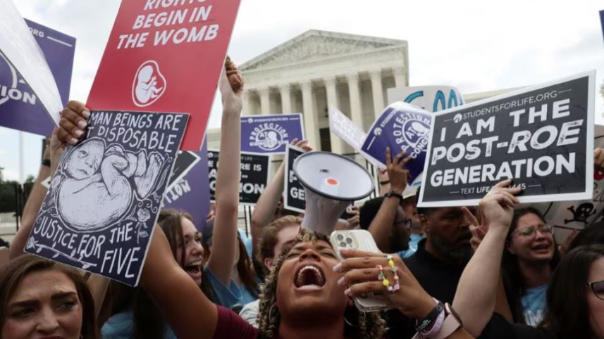 যুক্তরাষ্ট্রে গর্ভপাতরনিষিদ্ধের পর উল্লাস করছেন গর্ভপাতবিরোধীরা। ফাইল ছবি: রয়টার্স