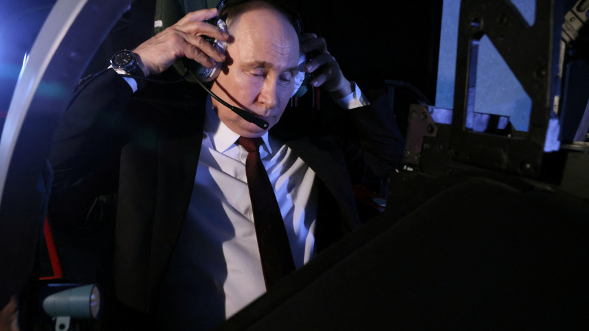 একটি সামরিক পাইলট প্রশিক্ষণকেন্দ্র সফর করছেন পুতিন। ফাইল ছবি: রয়টার্স