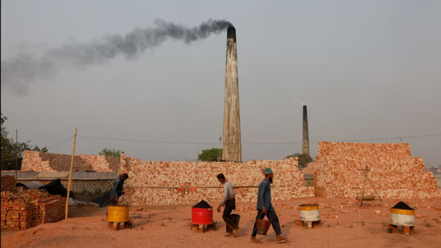 ঢাকার উপকণ্ঠে অবস্থিত ইটের ভাটাগুলো বায়ু দূষণের অন্যতম প্রধান কারণ। ছবি: রয়টার্স