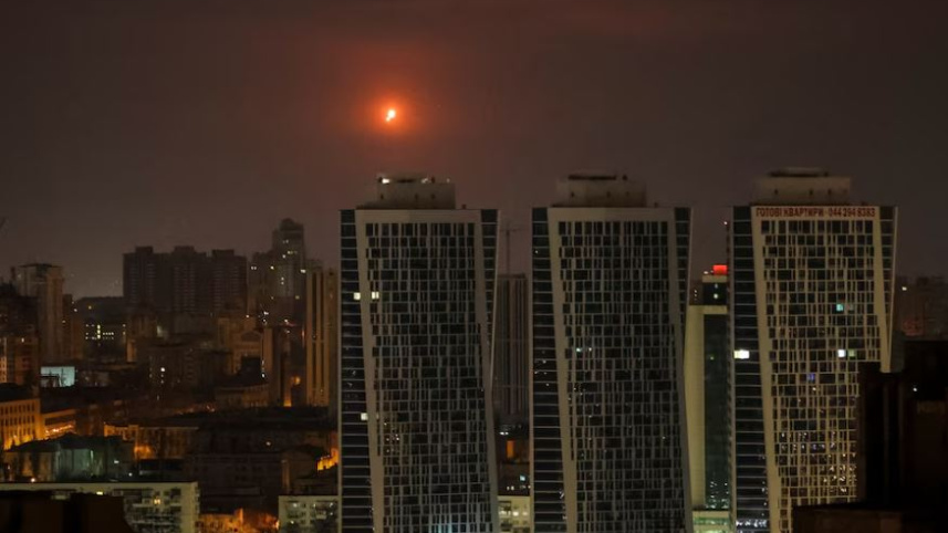 কিয়েভে রুশ ড্রোন হামলার সরয় একটি ড্রোন ধ্বংস করেছে ইউক্রেনীয় বাহিনী। ছবি: রয়টার্স