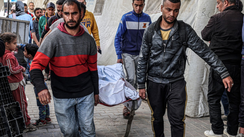 দক্ষিণ গাজার আল নাজ্জার হাসপাতালে বিমানহামলায় নিহতদের মরদেহ নিয়ে যাচ্ছেন ফিলিস্তিনিরা। ছবি: রয়টার্স (২০ মার্চ, ২০২৪)