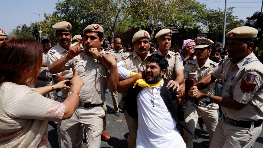 কেজরিওয়ালকে গ্রেপ্তার করায় নয়াদিল্লিতে আম আদমি পার্টির সমর্থকদের বিক্ষোভ। ছবি: রয়টার্স