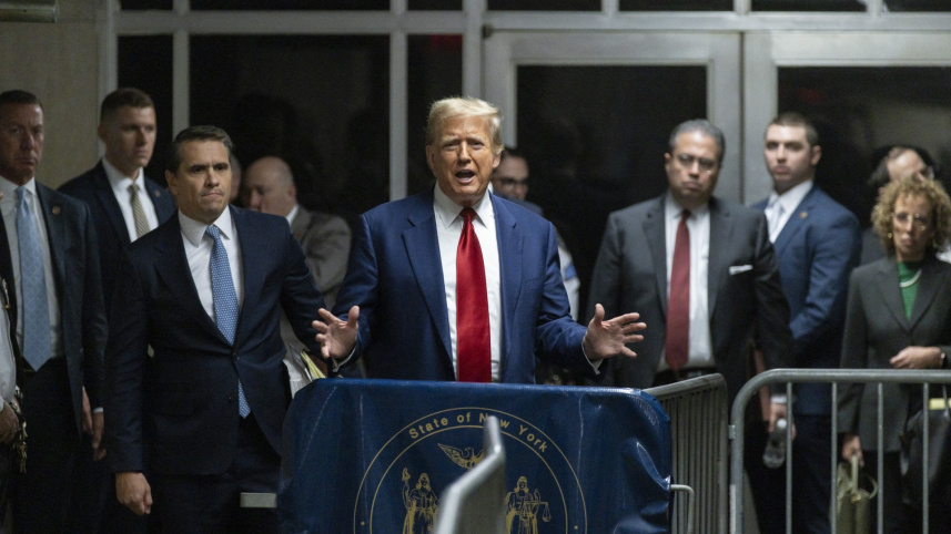 আদালতে শুনানি শেষে সাংবাদিকদের ব্রিফিং দিচ্ছেন ট্রাম্প। ছবি: এএফপি (২৫ মার্চ, ২০২৪)