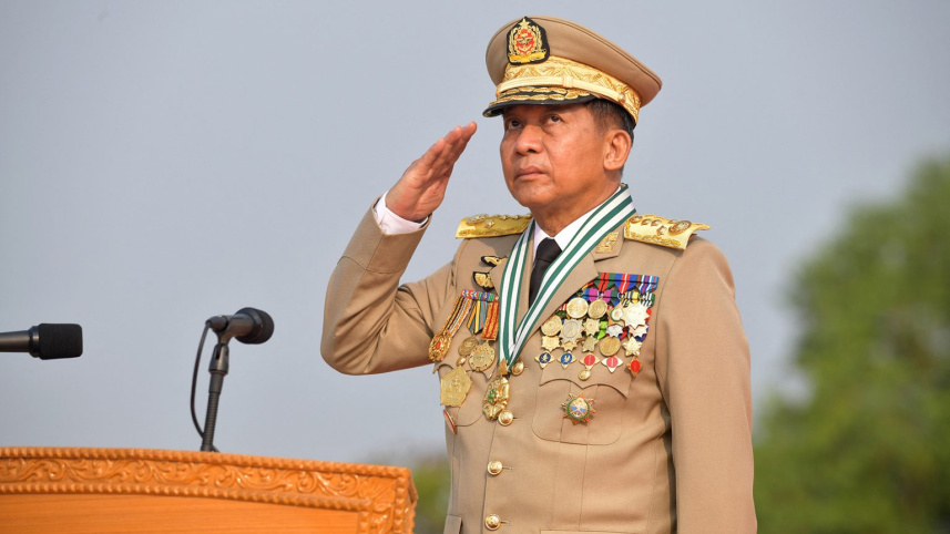 ২০২৩ সালের সশস্ত্র বাহিনী দিবসের প্যারেডে অংশ নিচ্ছেন জান্তা প্রধান মিন অং হ্লাইং। ফাইল ছবি: এএফপি