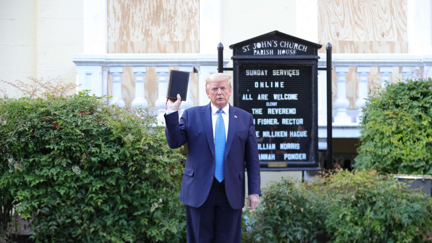 বাইবেল হাতে ডোনাল্ড ট্রাম্প। ছবি: রয়টার্স
