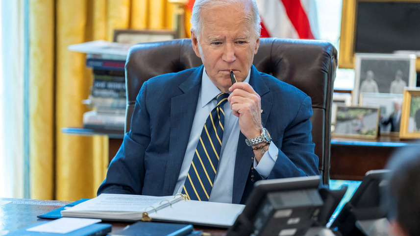 ইসরায়েলের প্রধানমন্ত্রী বেনিয়ামিন নেতানিয়াহুর সঙ্গে ফোনে কথা বলছেন মার্কিন প্রেসিডেন্ট জো বাইডেন। ছবি: রয়টার্স