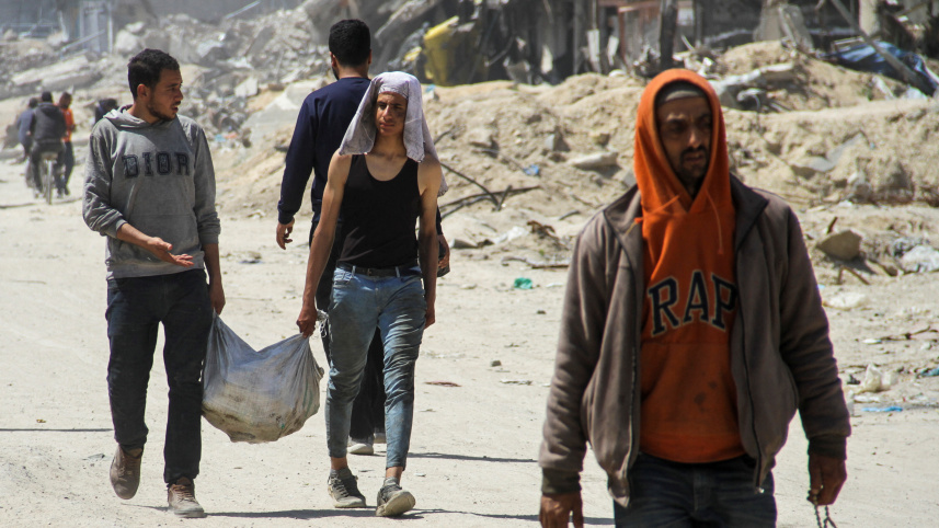 গাজায় ত্রাণের আশায় জমায়েত হচ্ছেন ফিলিস্তিনিরা। ছবি: রয়টার্স