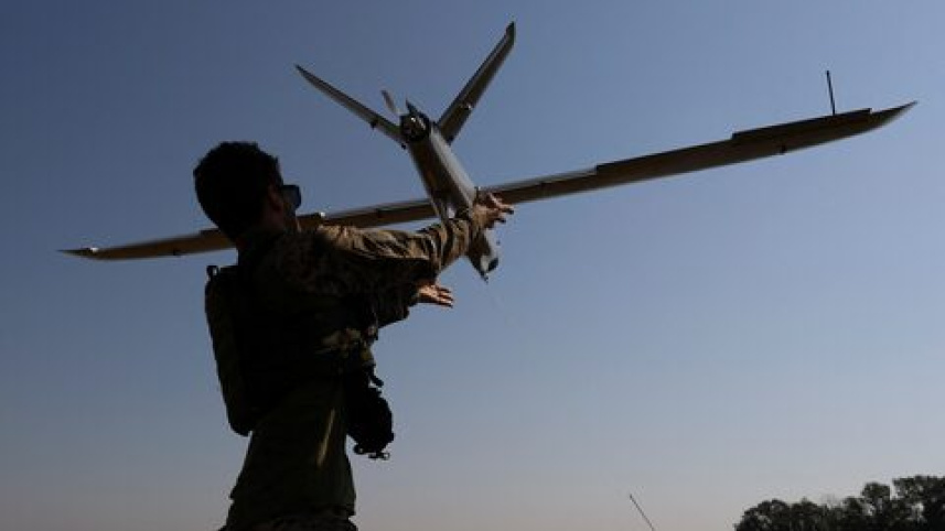 একটি ড্রোনকে মোতায়েনের জন্য প্রস্তুত করছেন এক ইউক্রেনীয় সেনা। ফাইল ছবি: রয়টার্স