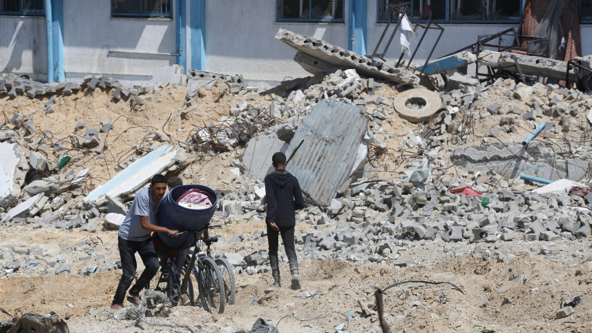 ইসরায়েলি বাহিনী খান ইউনিস ছেড়ে যাওয়ার পর গাজাবাসীরা সেখানে ফিরতে শুরু করেছেন। ছবি: রয়টার্স