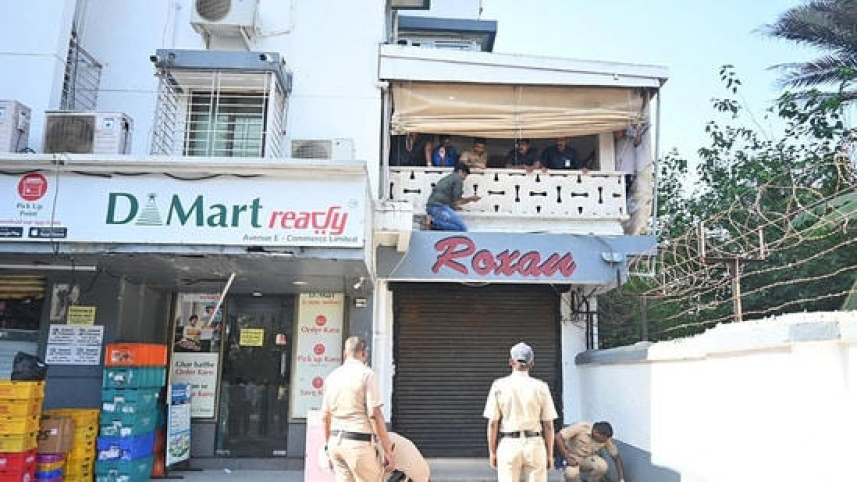 সালমানের বাড়ির সামনে গুলির ঘটনার পর ফরেনসিক সূত্র সংগ্রহ করছেন কর্মকর্তারা। ছবি: স্টেটসম্যান