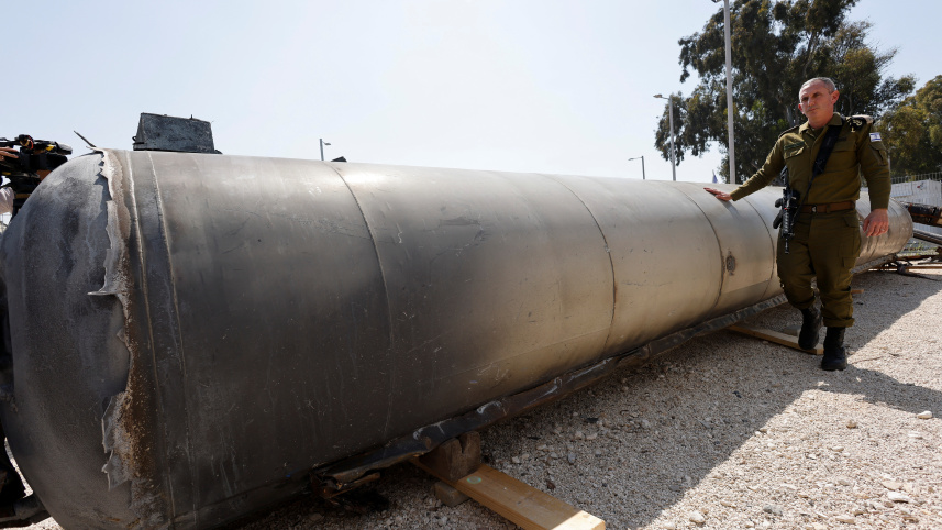 ইসরায়েলের বিরুদ্ধে হামলায় ব্যবহৃত ইরানীয় ব্যালিসটিক মিসাইলের সামনে দাঁড়িয়ে ইসরায়েলি সামরিক বাহিনীর মুখপাত্র ড্যানিয়েল হাগারি। ক্ষেপণাস্ত্রটি ডেড সি থেকে উদ্ধার করা হয়েছে। ছবি: রয়টার্স