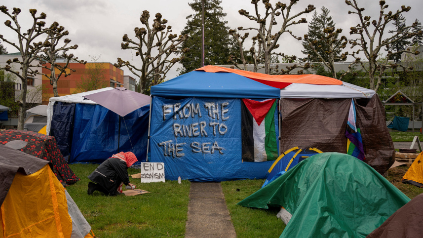 যুক্তরাষ্ট্রের এভারগ্রিন স্টেট কলেজে ফিলিস্তিনের পক্ষে তাঁবু খাটিয়ে বিক্ষোভ করছে শিক্ষার্থী্রা। ছবি: রয়টার্স