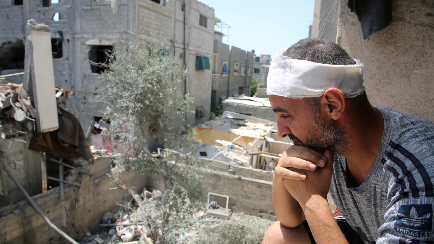 গাজার রাফার এই বাড়িতে ইসরায়েল বিমানহামলা চালালেও প্রাণে বেঁচে যান ফিলিস্তিনি নাগরিক আবদেল রহমান বারিকা। ছবি: রয়টার্স