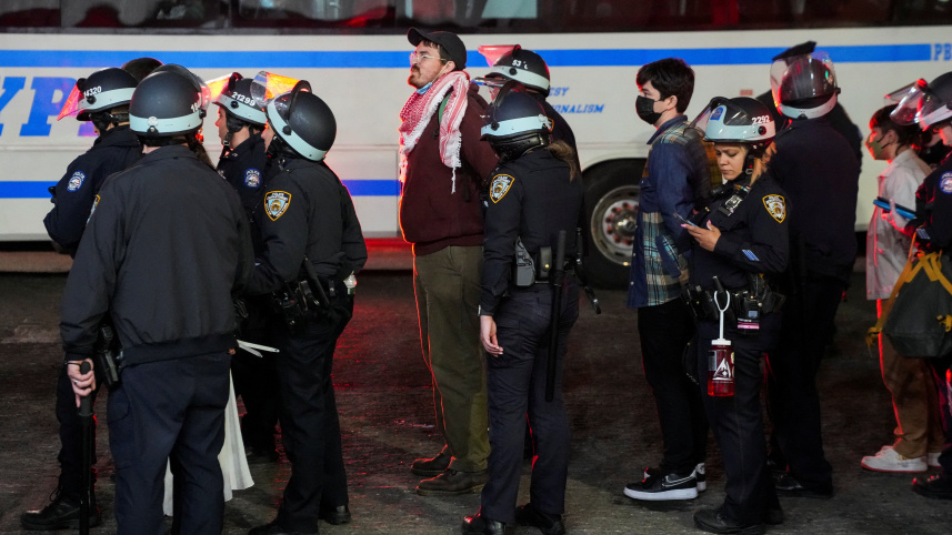 কলাম্বিয়া বিশ্ববিদ্যালয় ক্যাম্পাস থেকে বিক্ষোভকারীদের গ্রেপ্তার করে পুলিশ। ছবি: রয়টার্স