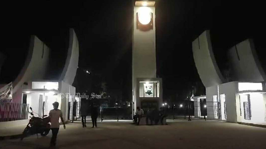 কুমিল্লা বিশ্ববিদ্যালয় অনির্দিষ্টকালের বন্ধ, বুধবার বিকেলের মধ্যে হল ছাড়ার নির্দেশ