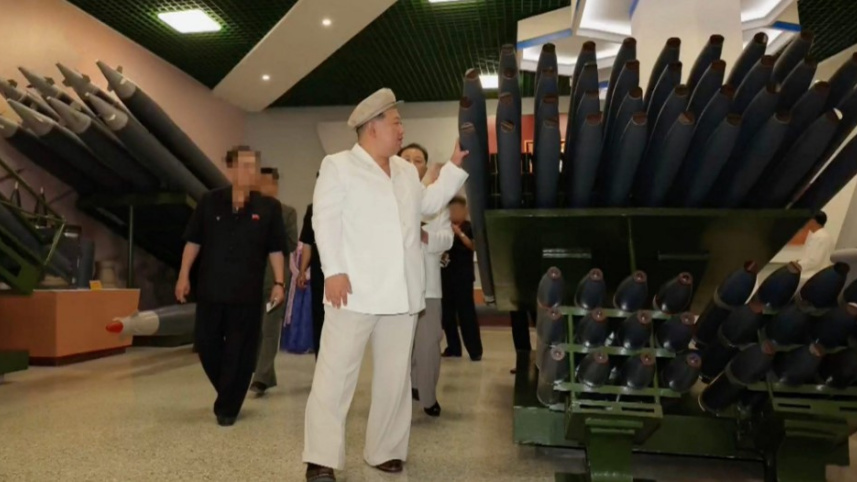 উত্তর কোরিয়ার অস্ত্রাগার পরিদর্শন করছেন দেশটির নেতা কিম জং উন। ছবি: উত্তর কোরিয়ার স্থানীয় গণমাধ্যম থেকে সংগৃহীত