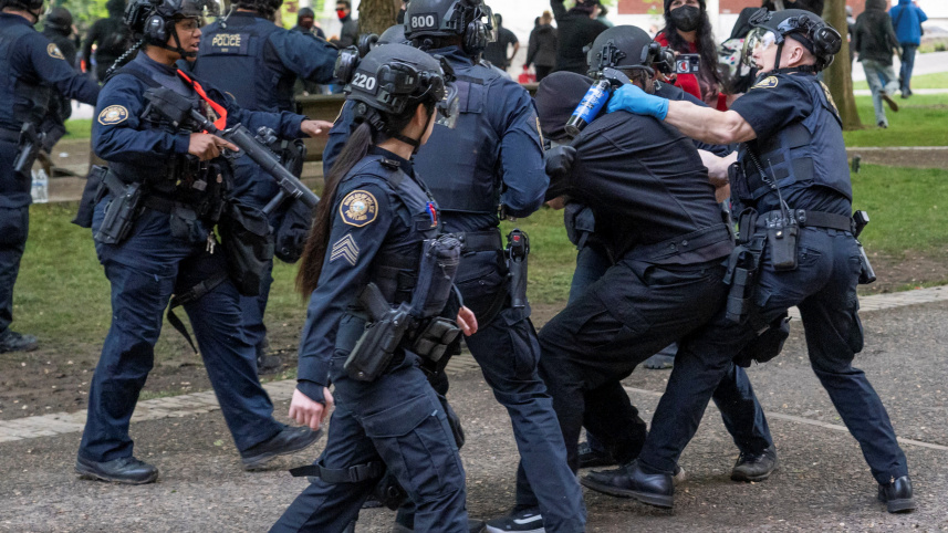 পোর্টল্যান্ড স্টেট বিশ্ববিদ্যালয়ের এক বিক্ষোভকারী শিক্ষার্থীকে গ্রেপ্তার করেছে পুলিশ। ছবি: রয়টার্স