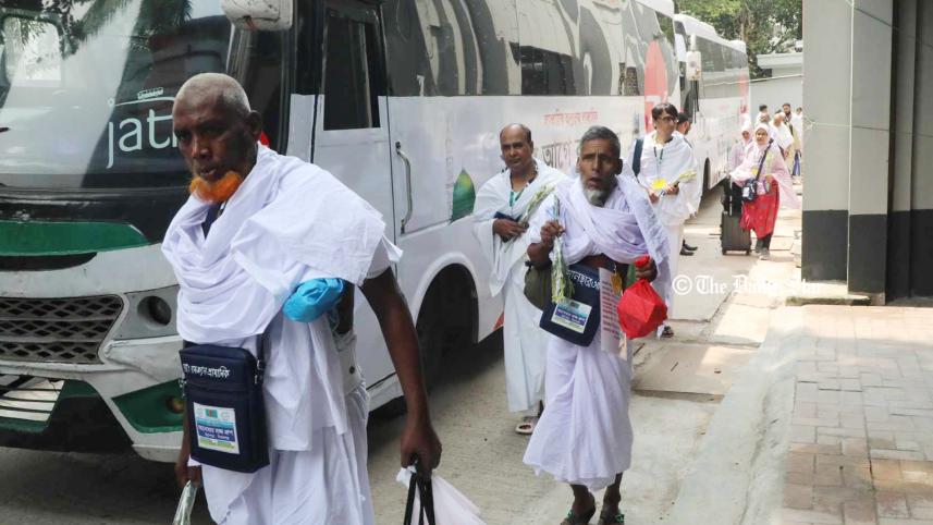 ৪১৫ হজযাত্রী নিয়ে সৌদির পথে প্রথম হজ ফ্লাইট