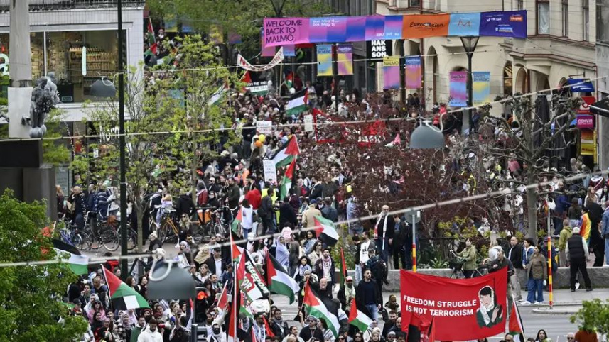 ইসরায়েলের প্রতিযোগীকে গানের প্রতিযোগিতায় অংশ নিতে দেয়ায় সুইডেনের মালমোতে ১০ হাজারের বেশি মানুষ প্রতিবাদ জানান। ছবি: এএফপি/ডয়চে ভেলে