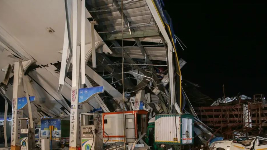 মুম্বাইতে ঝড়ের ফলে বিলবোর্ড পেট্রোল পাম্পের উপর আছড়ে পড়ে ১৪ জন মারা গেছেন। ছবি: দিব্যকান্ত সোলাঙ্কী/ইপিএ/ডয়চে ভেলে