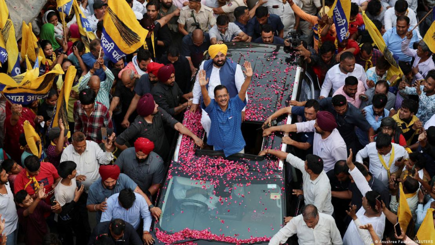 পাঞ্জাবের মুখ্যমন্ত্রী ভগবন্ত মানের সঙ্গে কেজরিওয়ালের রোড শো। ছবি: রয়টার্স