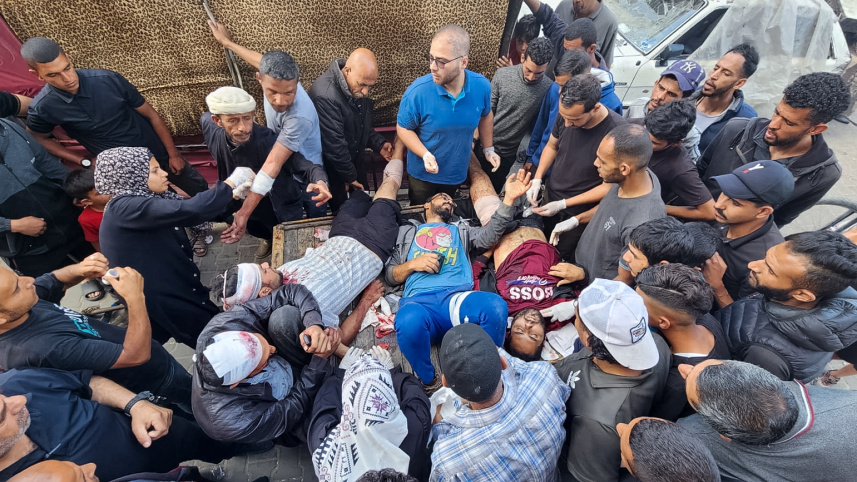 ইসরায়েলি হামলার পর উত্তর গাজার কামাল আদওয়ান হাসপাতালে চিকিৎসা নিতে আসেন আহত ফিলিস্তিনিরা। ছবি: রয়টার্স