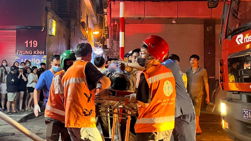 আহতদের হাসপাতালে নিয়ে যাচ্ছেন উদ্ধারকর্মীরা। ছবি: এএফপি