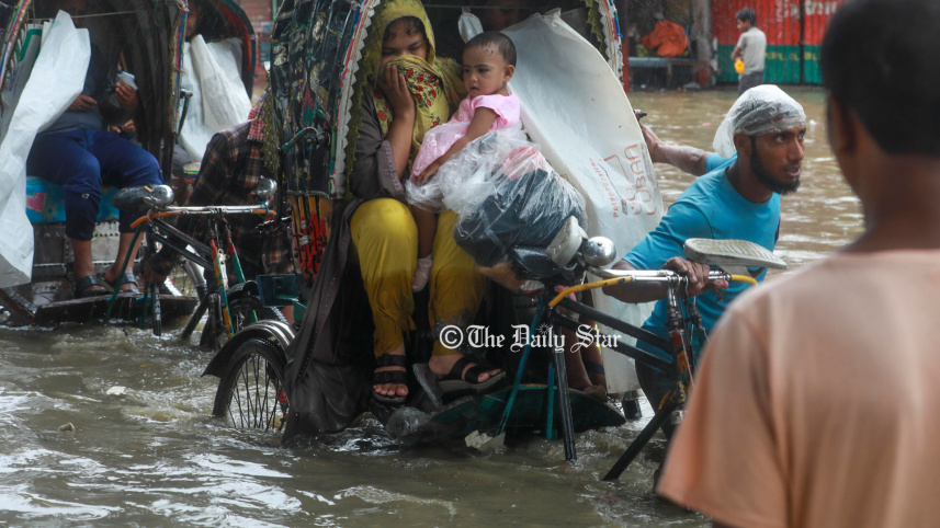 ভারী বৃষ্টিতে চট্টগ্রাম নগরীর নিম্নাঞ্চলে জলাবদ্ধতা
