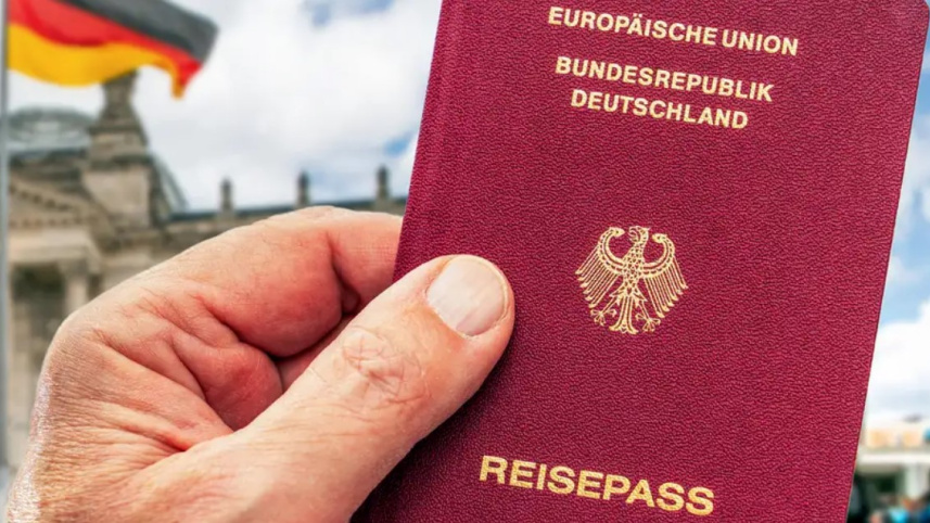 জার্মান পাসপোর্ট। প্রতীকী ফাইল ছবি: ডয়চে ভেলে