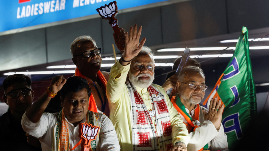 নির্বাচনী প্রচারণার অংশ হিসেবে কলকাতায় একটি রোডশোতে অংশ নিচ্ছেন নরেন্দ্র মোদি ও বিজেপির নেতারা। ছবি: রয়টার্স