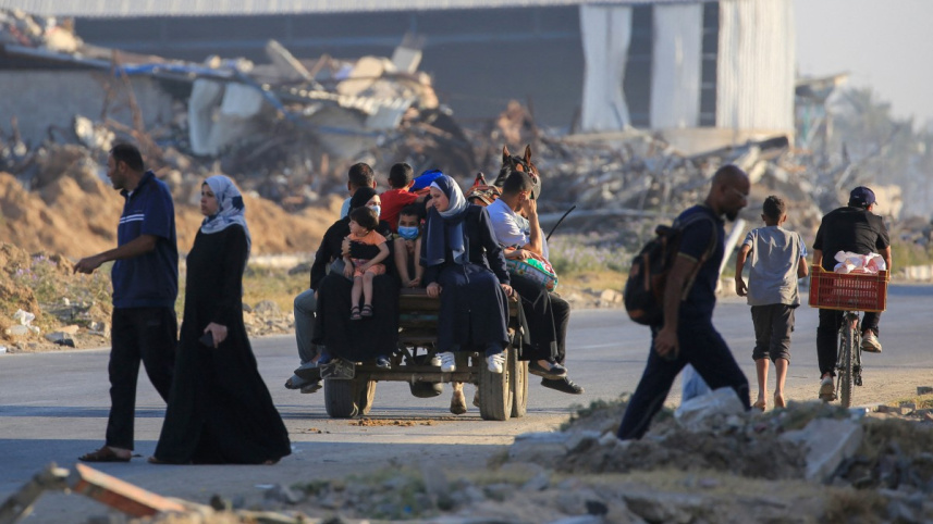 ইসরায়েলি হামলার তীব্রতা বেড়ে যাওয়ায় মধ্য গাজা থেকে পালিয়ে যাচ্ছেন ফিলিস্তিনিরা। ছবি: এএফপি (৫ জুন, ২০২৪)
