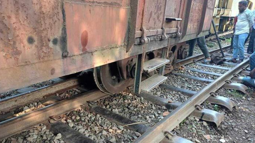 kishoreganj_train_derails-02.jpg