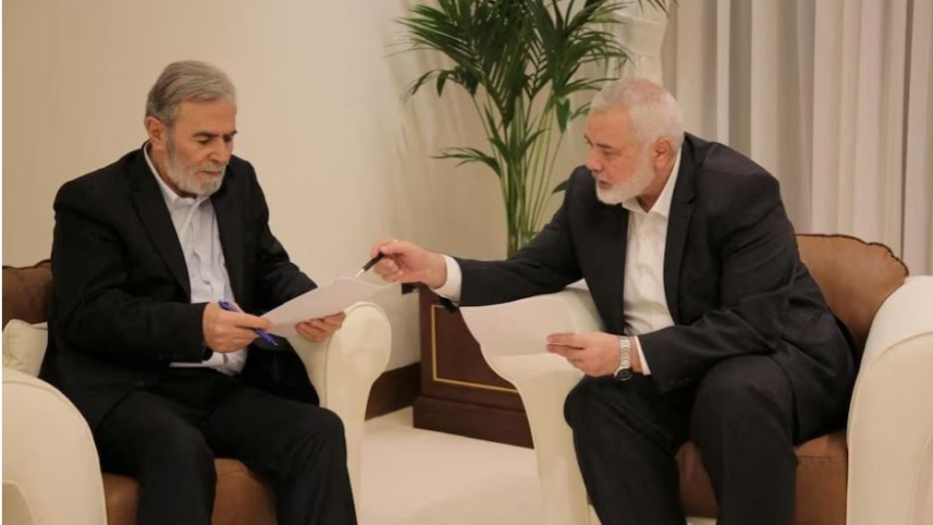 কাতার ও মিশরের মধ্যস্থতাকারীদের কাছে জবাব দেওয়ার আগে আলোচনা করছেন হামাস নেতা ইসমাইল হানিয়ে ও ইসলামিক জিহাদের নেতা জিয়াদ আলি নাখালাজ। ছবি: রয়টার্স