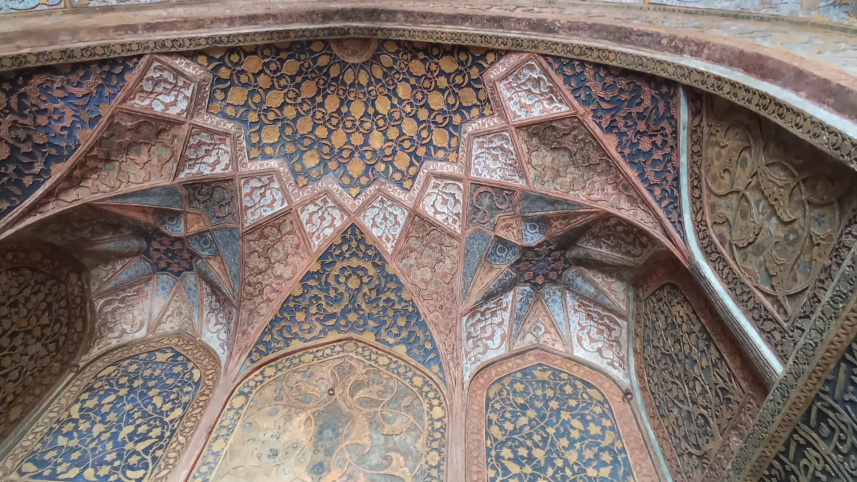 গম্বুজের অপূর্ব কারুকা