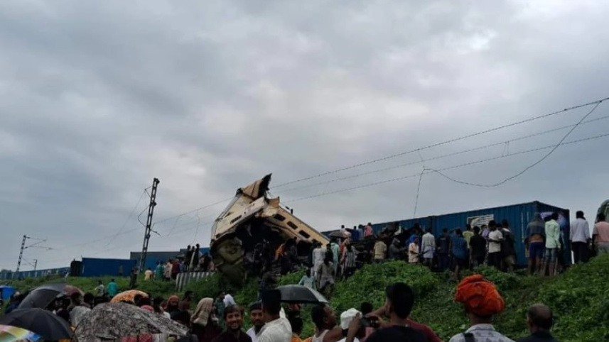 কাঞ্চনজঙ্ঘা এক্সপ্রেসকে পেছন থেকে ধাক্কা দেয় একটি মালবাহী ট্রেন। ছবি: ভিডিও থেকে স্ক্রিণশট/সংগৃহীত