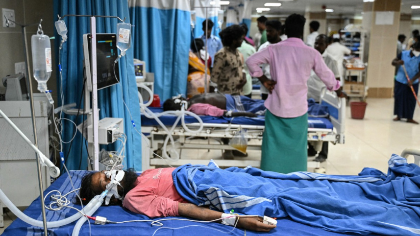 তামিলনাড়ুতে বিষাক্ত মদ পান করে অসুস্থ হয়ে পড়া ব্যক্তিরা হাসপাতালে চিকিৎসাধীন আছেন। ছবি: এএফপি