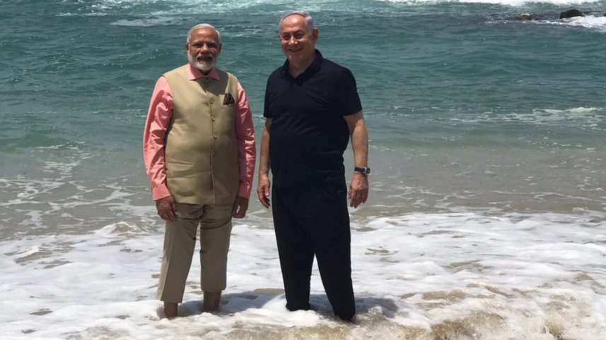 ২০১৭ সালে ইসরায়েল সফরে যান মোদি। দুই নেতা ভূমধ্যসাগরে বেড়াতে যান। ছবি: নেতানিয়াহুর এক্স প্রোফাইল