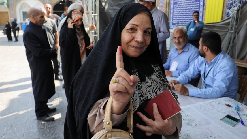 ভোট দেওয়ার পর আঙ্গুলে কালির দাগ দেখাচ্ছেন এক ইরানী নারী। ছবি: রয়টার্স