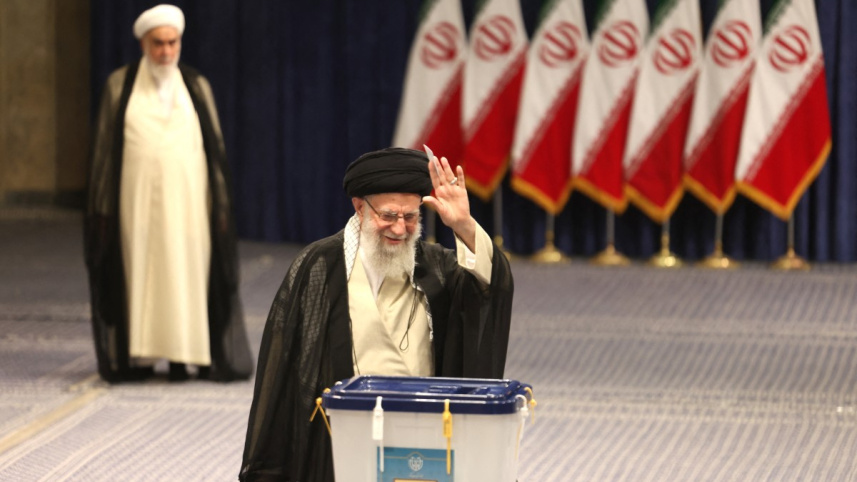 ইরানের প্রেসিডেন্ট নির্বাচনে ভোট দেওয়ার পর হাত নেড়ে অভিবাদন জানালেন সর্বোচ্চ ধর্মীয় নেতা খামেনি। ছবি: এএফপি