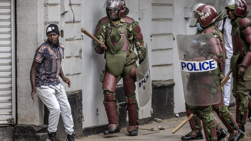 এক বিক্ষোভকারীকে গ্রেপ্তার করছে কেনিয়ার পুলিশ। ছবি: এএফপি