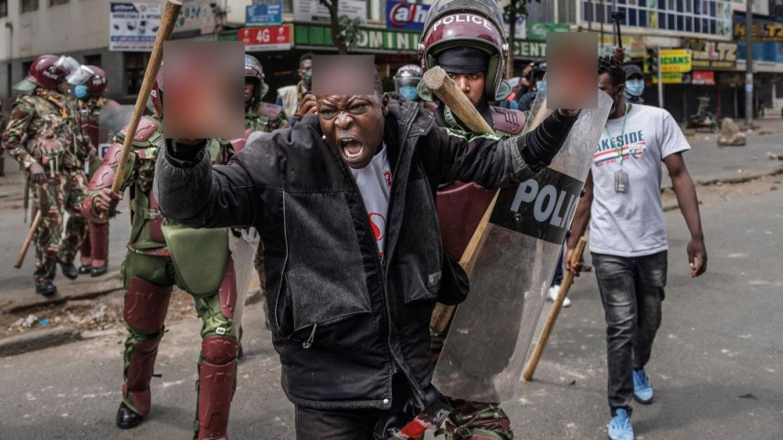 কেনিয়ায় এক বিক্ষোভকারীকে গ্রেপ্তার করছে পুলিশ। ছবি: এএফপি
